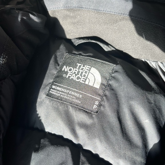 Black mid thigh north face winter jacket. Worn for two seasons. Size small - Picture 2 of 4